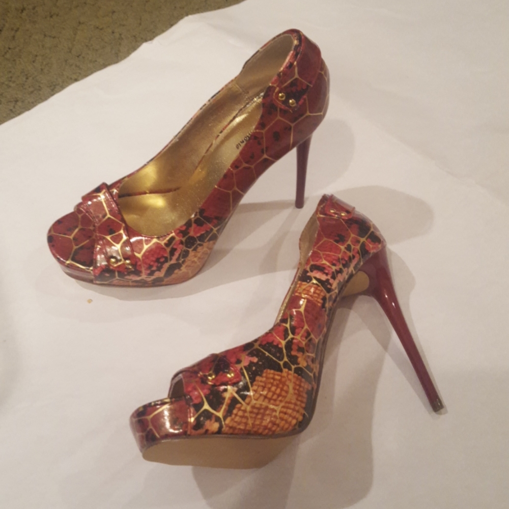 NWOT hot pink and gold peep toes